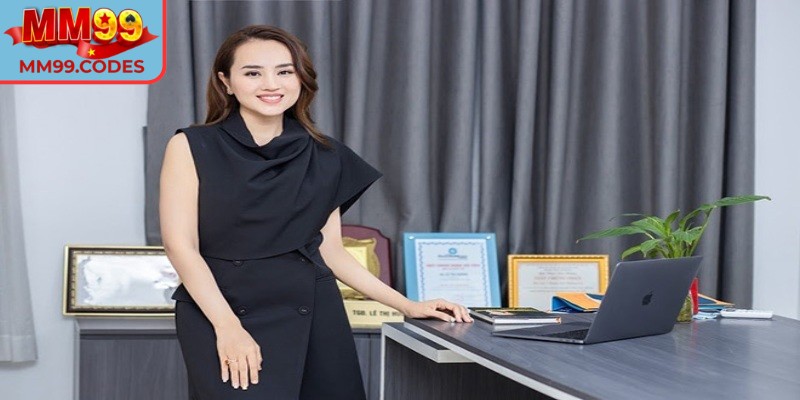 Sau khi du học, cô bắt đầu sự nghiệp tại một tập đoàn công nghệ tại HongKong